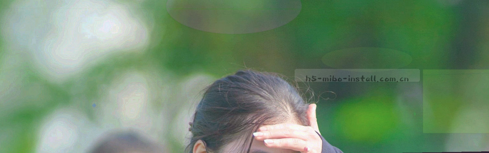深墨蓝底上交织的球场线条与数据纹理，暖橙与冰蓝细线勾勒出赛程轮廓